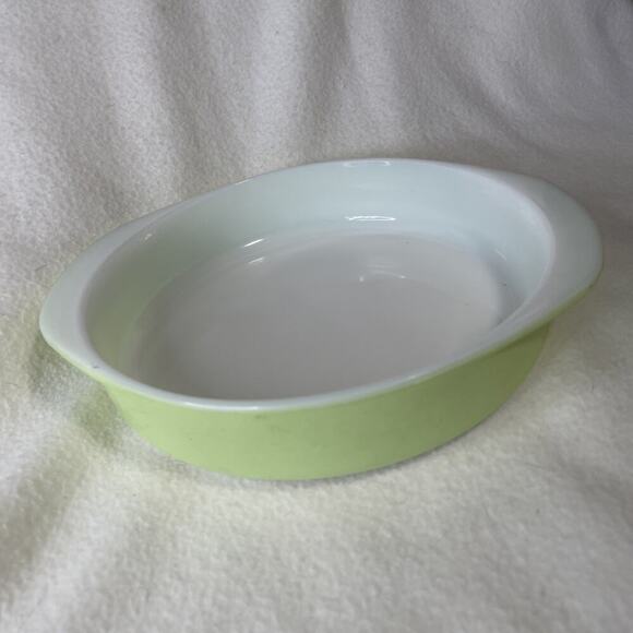 1952 - 1956 Pyrex Lime Green Cake Pan #221 Ovenware Baking Dish 8" Bakeware - Picture 1 of 6